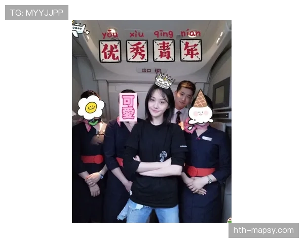 张琳芃超市路透，睡衣配名牌袋，两个助理推车——我连周末都没这阵仗