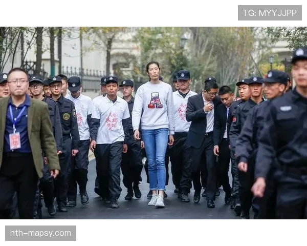 朱婷赛后拎包过安检那一刻，我才知道什么叫随手就是一套房的生活
